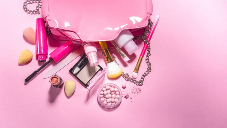 Lee más sobre el artículo <strong>Tendencias de maquillaje rosa</strong>