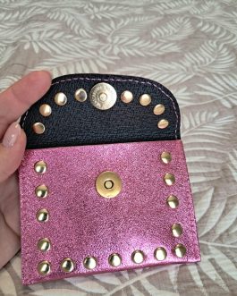 Cartera piel rosa tachuelas