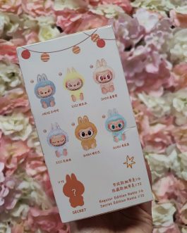 Labubu original sentado