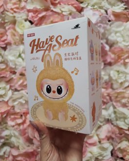 Labubu original sentado