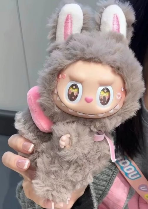 Labubu custom gris con lazo rosa