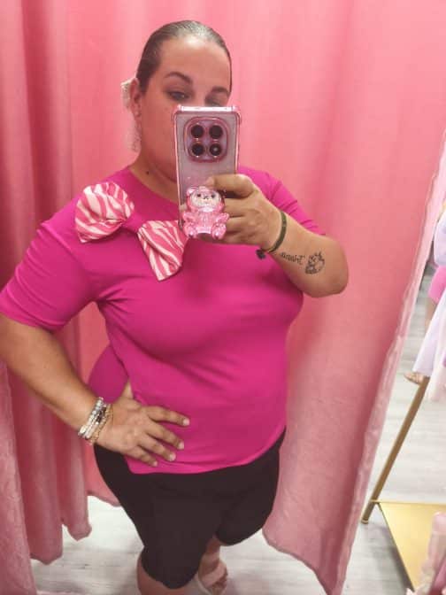 Camiseta rosa con lazo