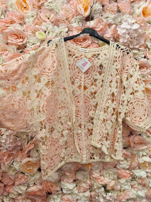 Chaqueta crochet flores rosas - Imagen 2