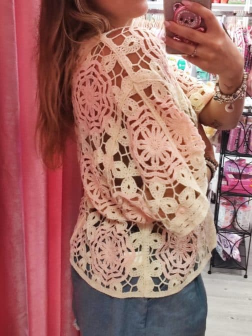 Chaqueta crochet flores rosas - Imagen 4