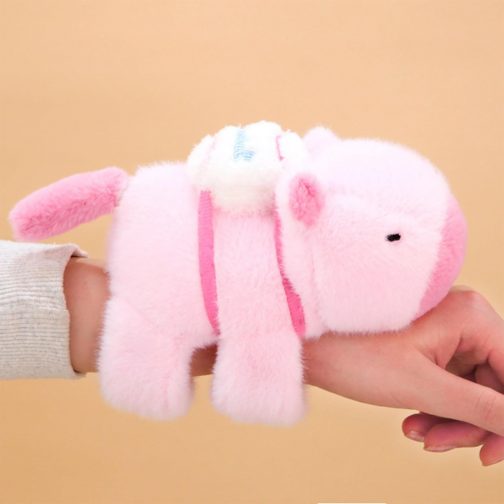 Capibara rosa muñequera
