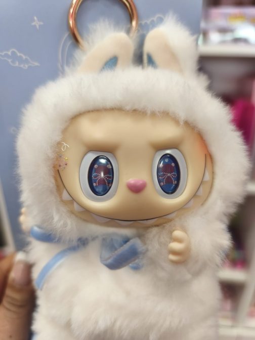 Labubu custom blanco con lazo azul - Imagen 4