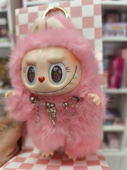 Labubu custom rosa con collar y fresas - Imagen 3
