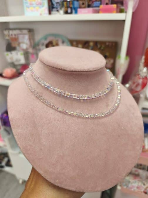 Collares brillantes iridiscentes