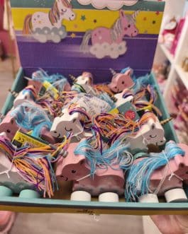 Unicornios de ruedas de madera
