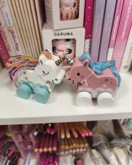 Unicornios de ruedas de madera
