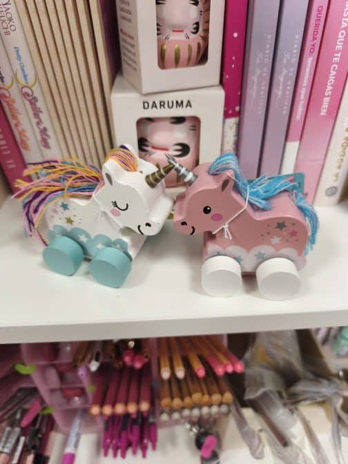 Unicornios de ruedas de madera