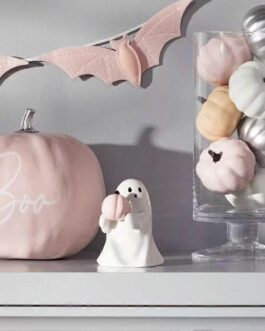 Figura fantasma con calabaza rosa