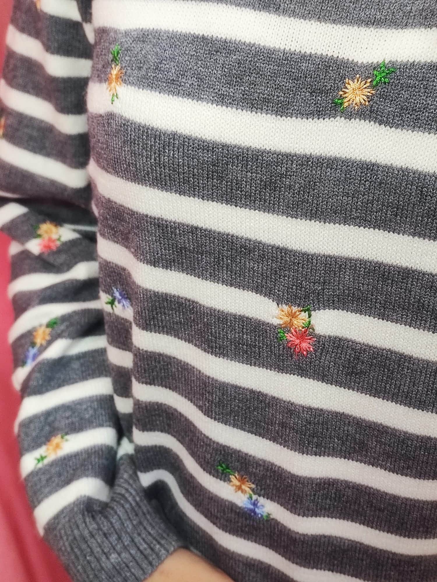 Jersey gris rayas con flores bordadas - Imagen 3