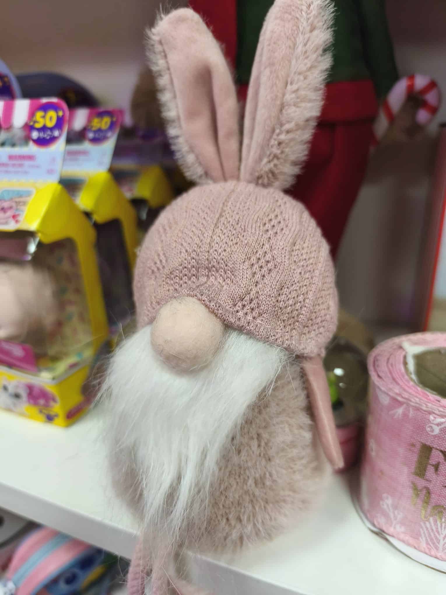 Gnomo disfrazado de conejo rosa - Imagen 3