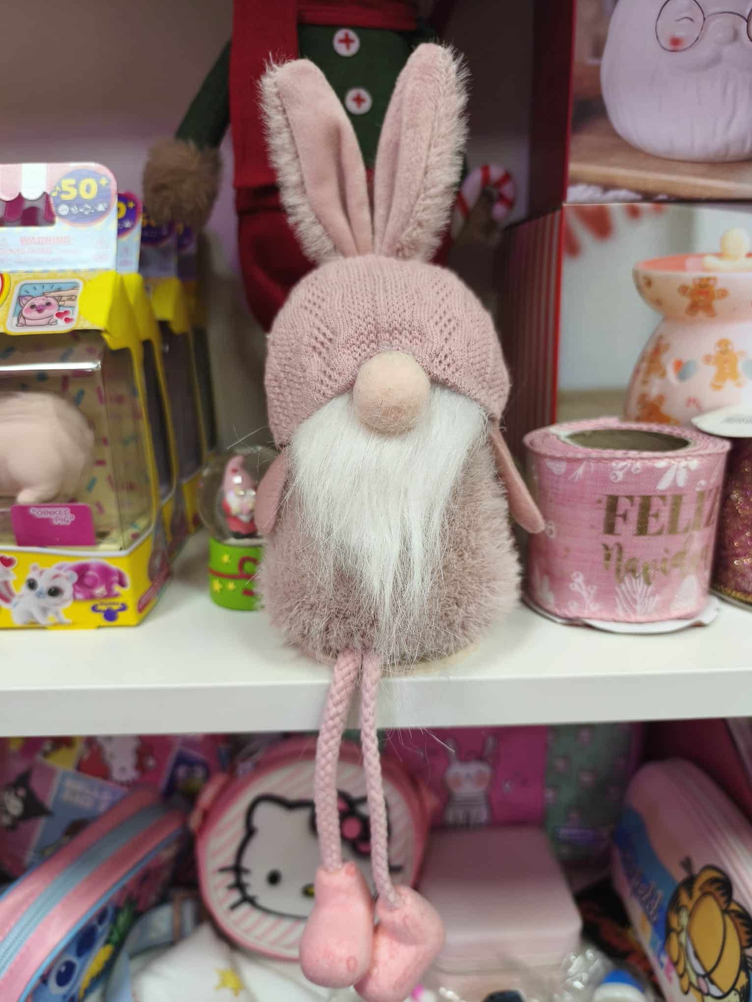 Gnomo disfrazado de conejo rosa