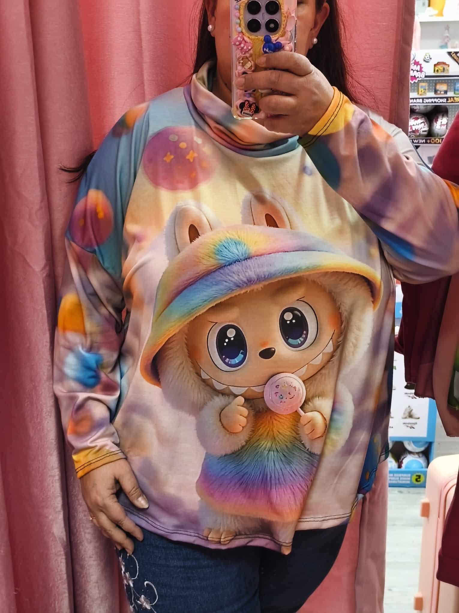 Camiseta curvy con cuello Labubu - Imagen 2