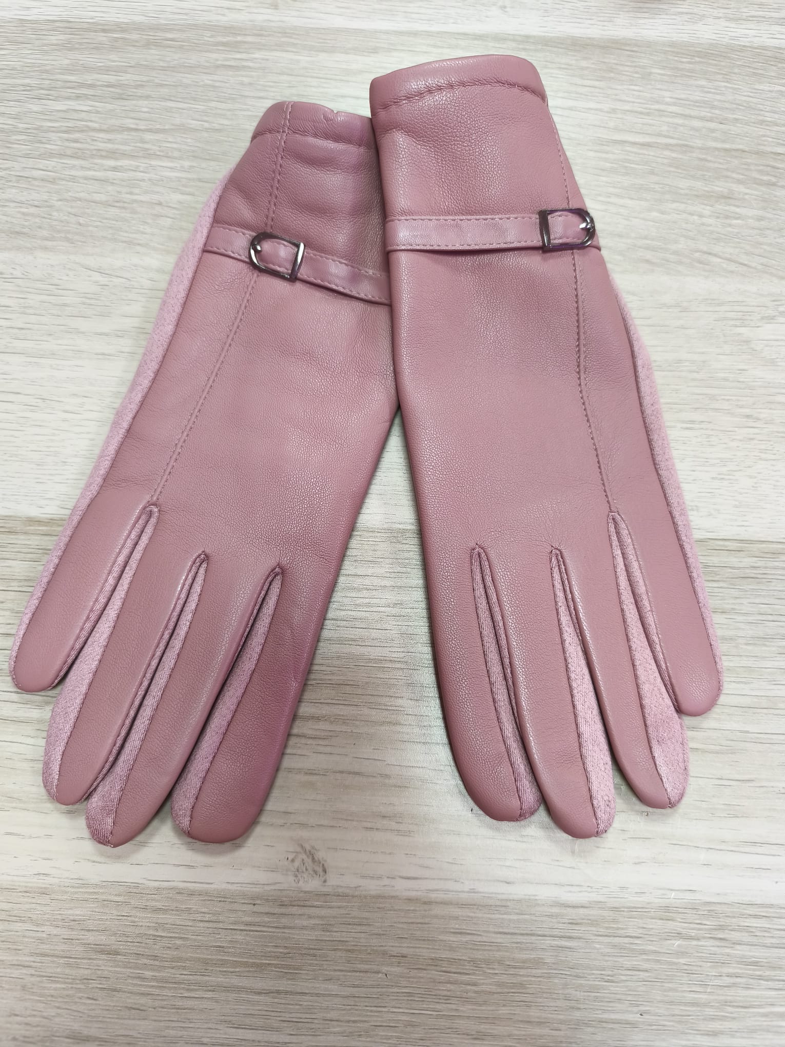 Guantes polipiel rosa con hebilla