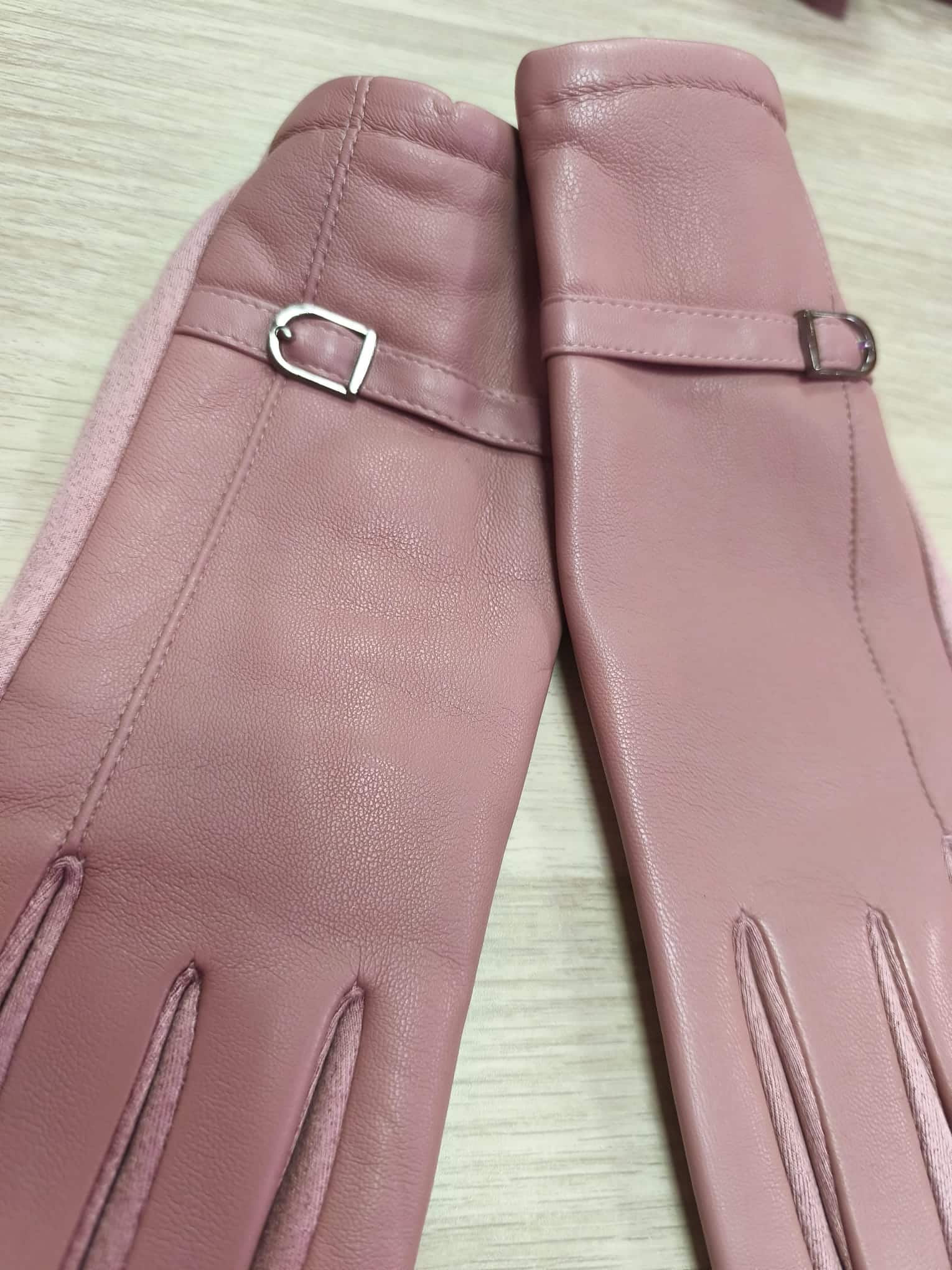 Guantes polipiel rosa con hebilla - Imagen 2