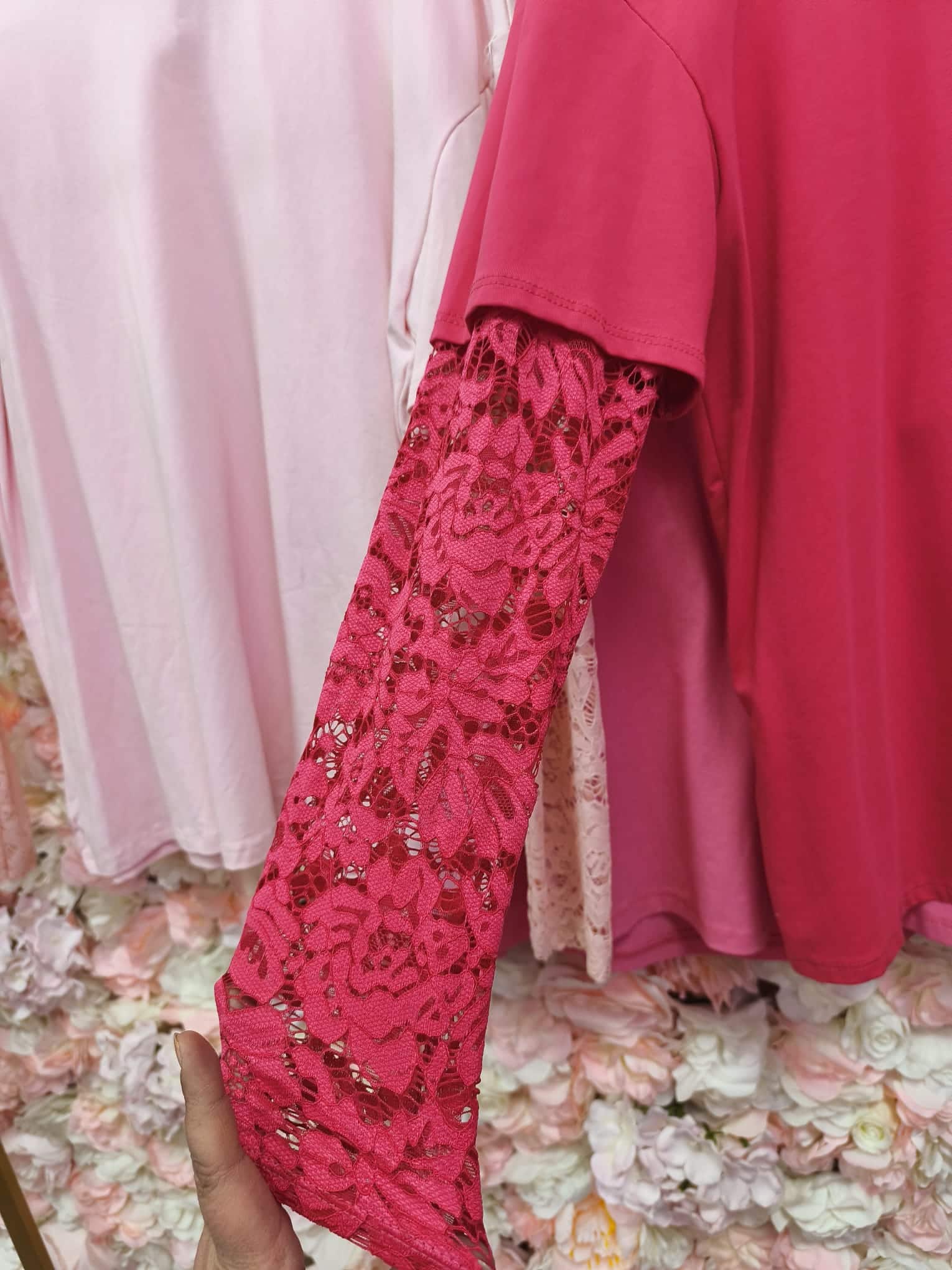 Camiseta rosa mangas de encaje - Imagen 2