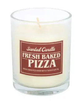 Vela pizza recién horneada