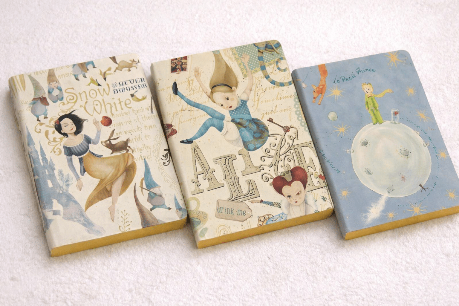 Cuaderno borde dorado cuentos clásicos