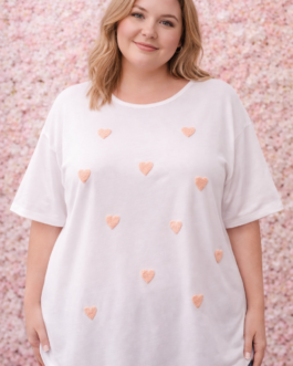 Camiseta curvy corazones rosas