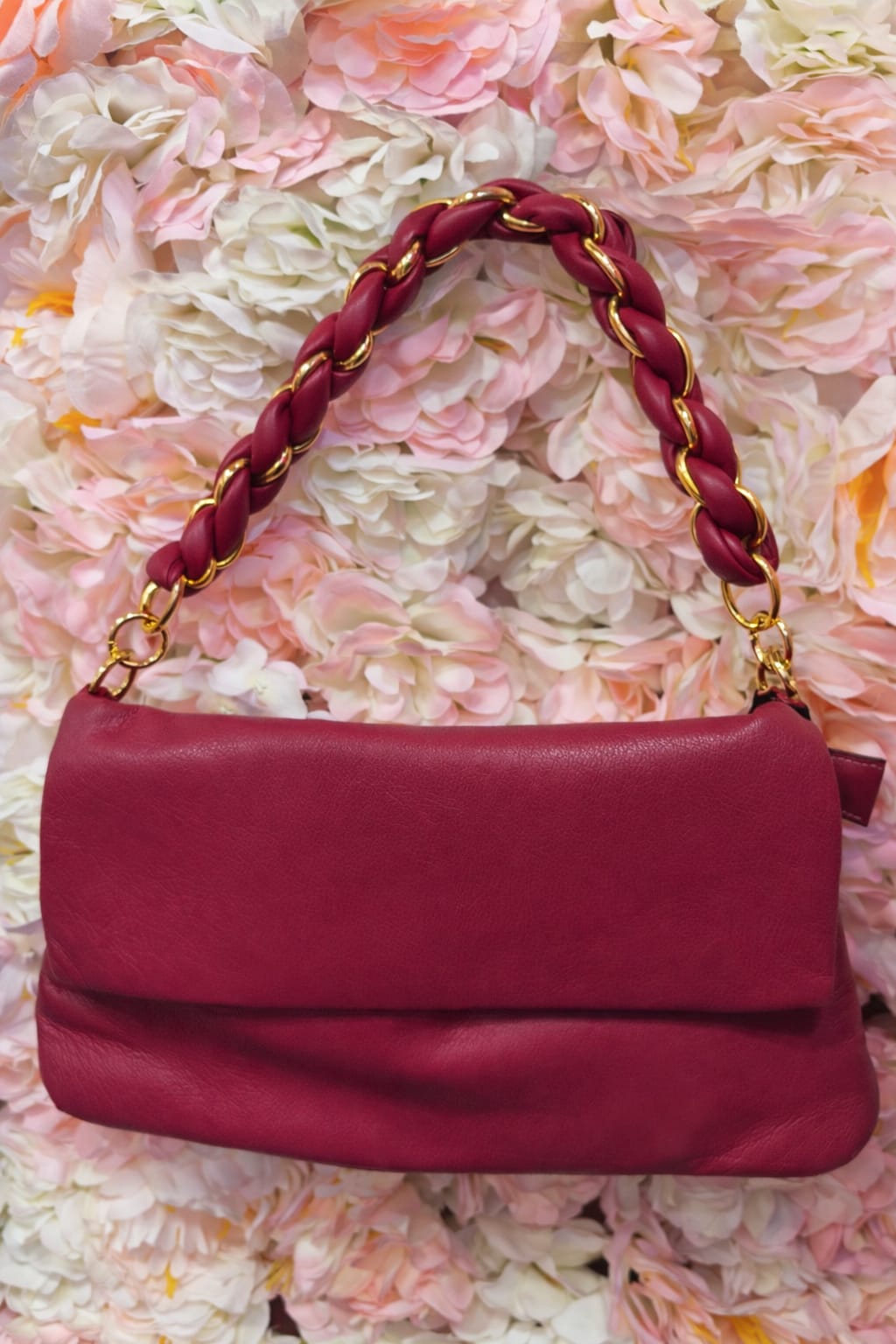 Bolso fucsia cadena dorada