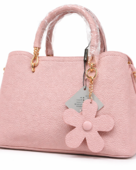 Bolso rosa con flor decorativa