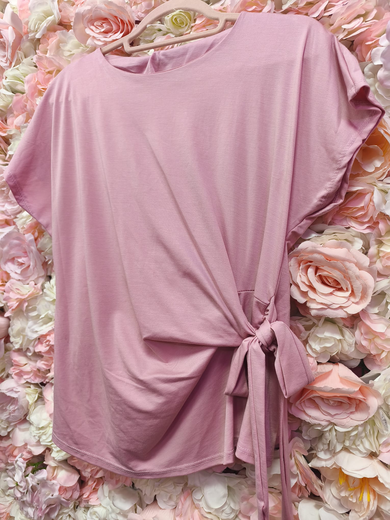 Camiseta rosa con lazo lateral - Imagen 2