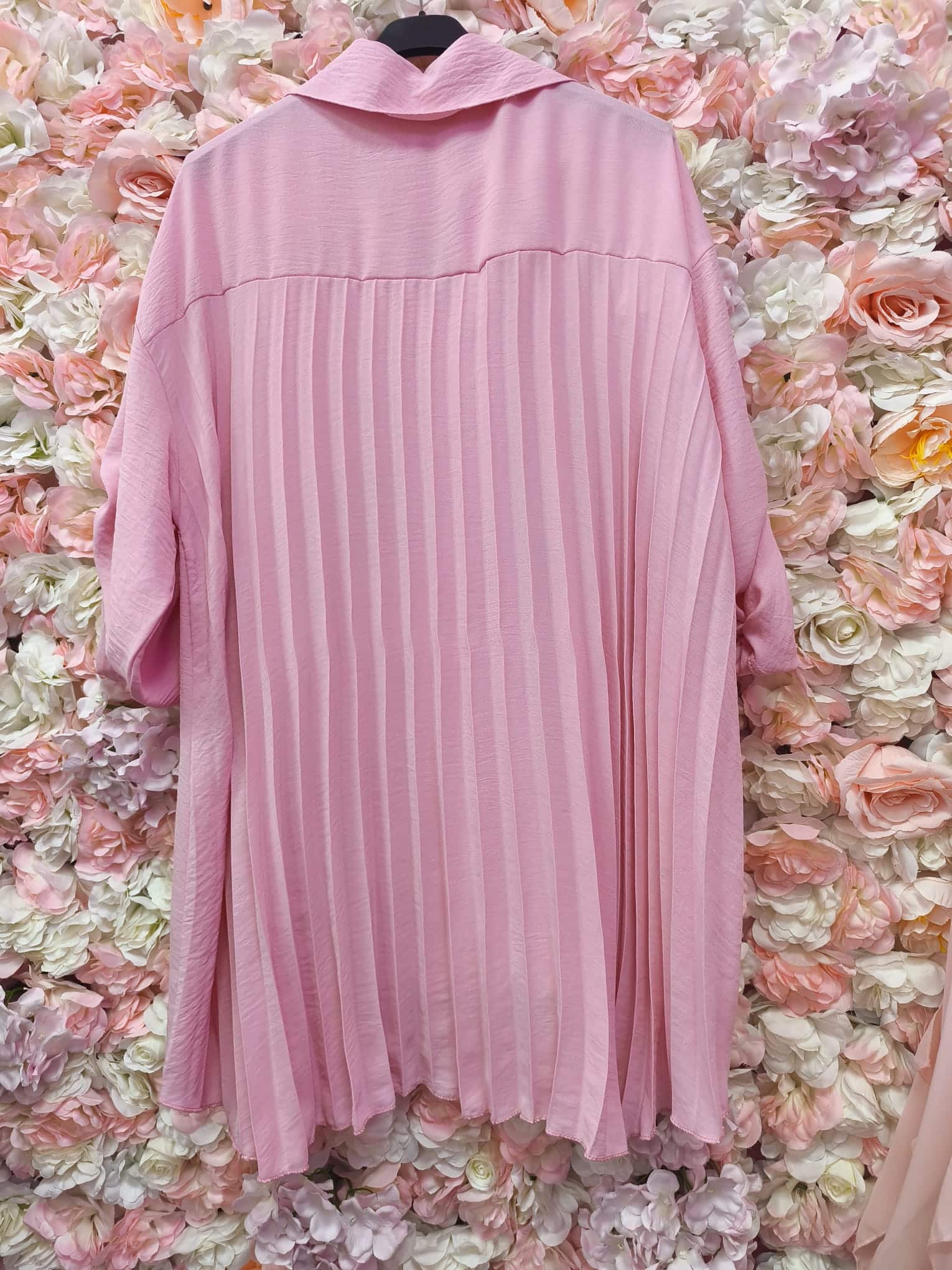Camisa curvy espalda plisada rosa - Imagen 4