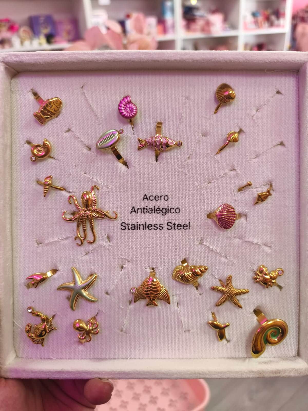 Anillos acero dorados marinos