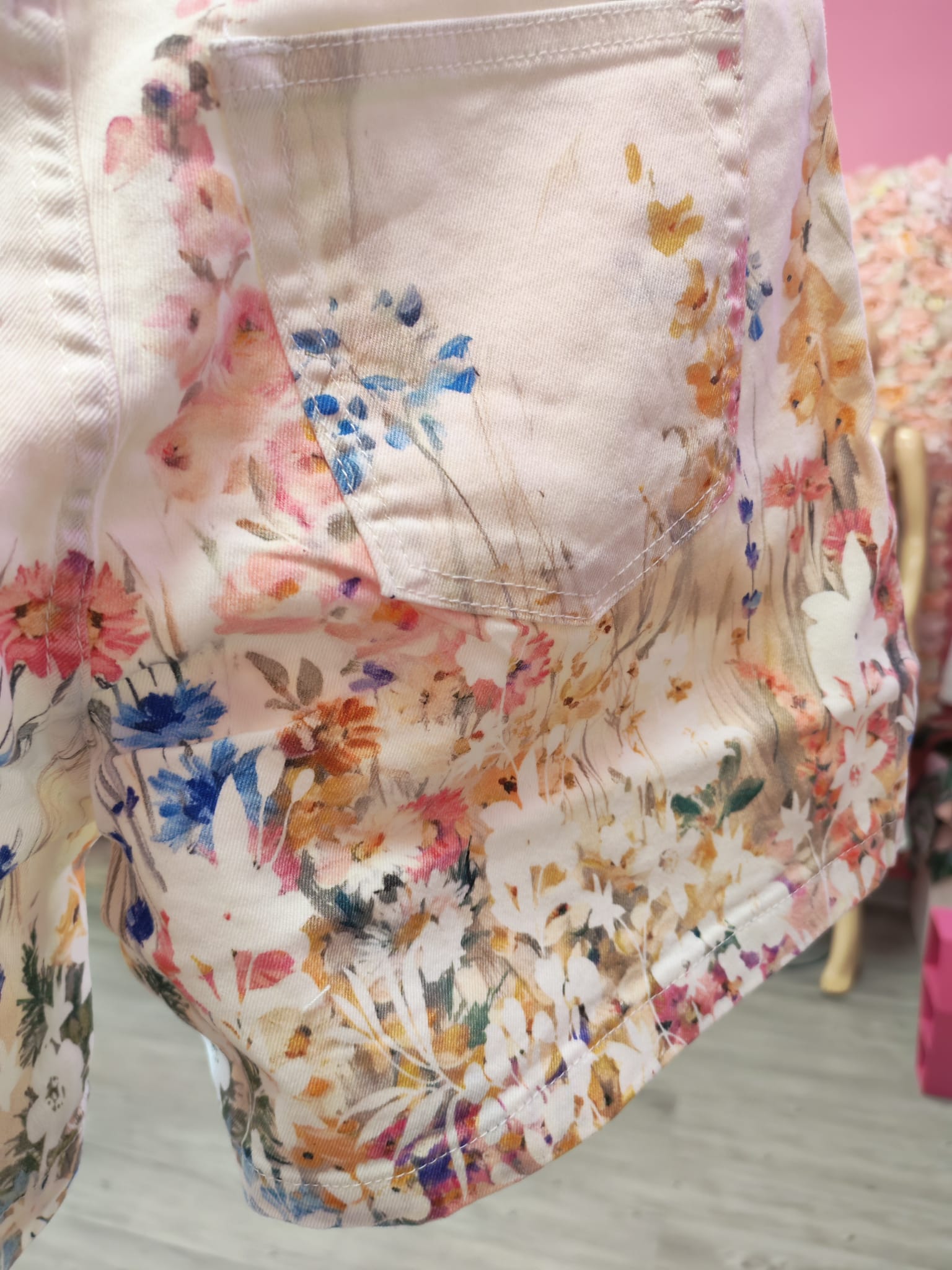 Short blanco con flores - Imagen 2