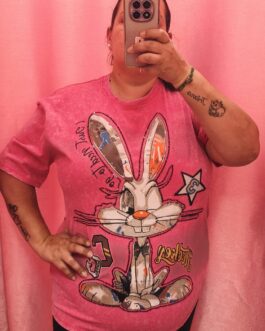 Camiseta curvy rosa conejo guiño