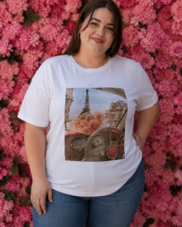 Camiseta curvy conduciendo en París