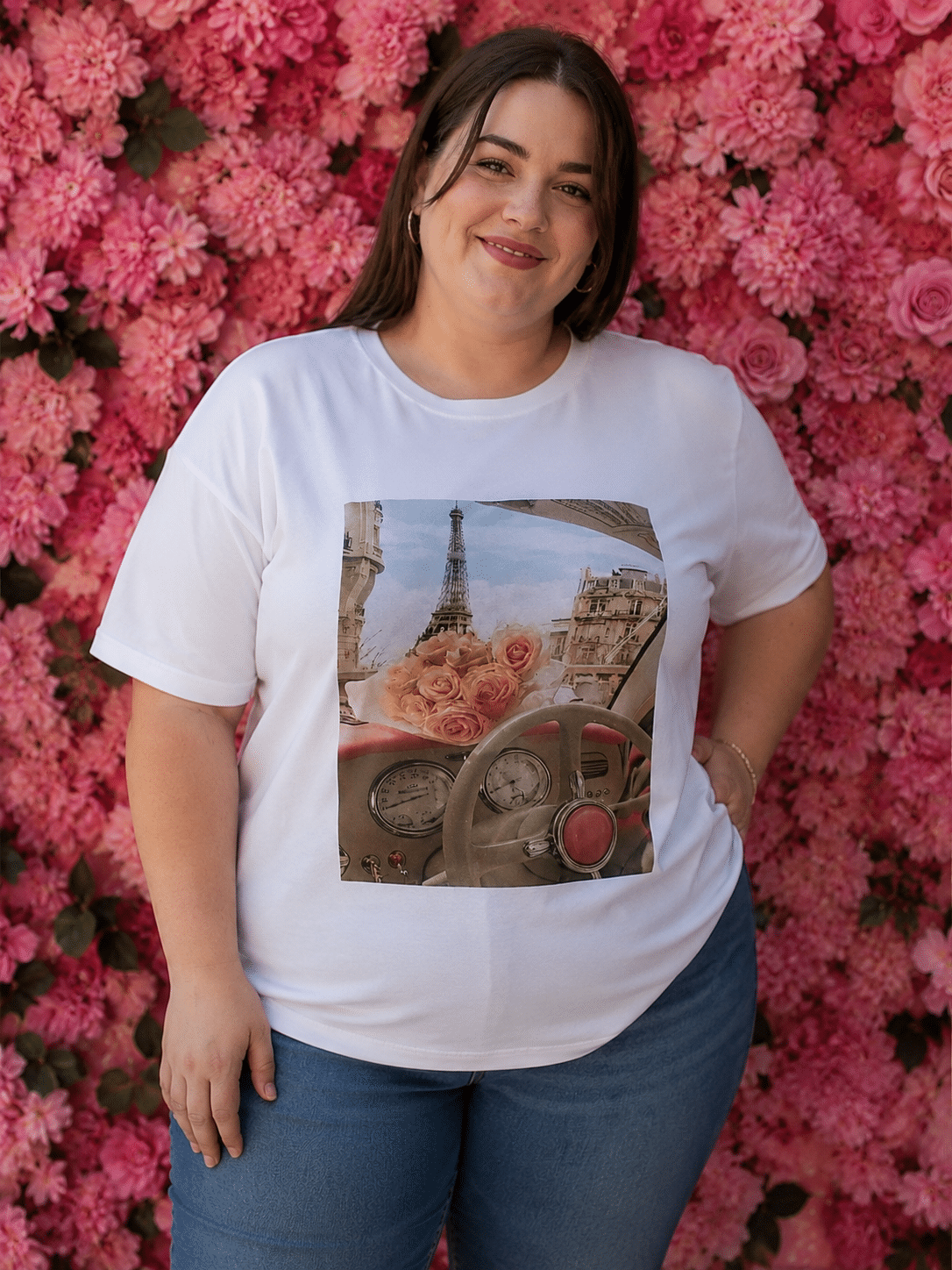 Camiseta curvy conduciendo en París