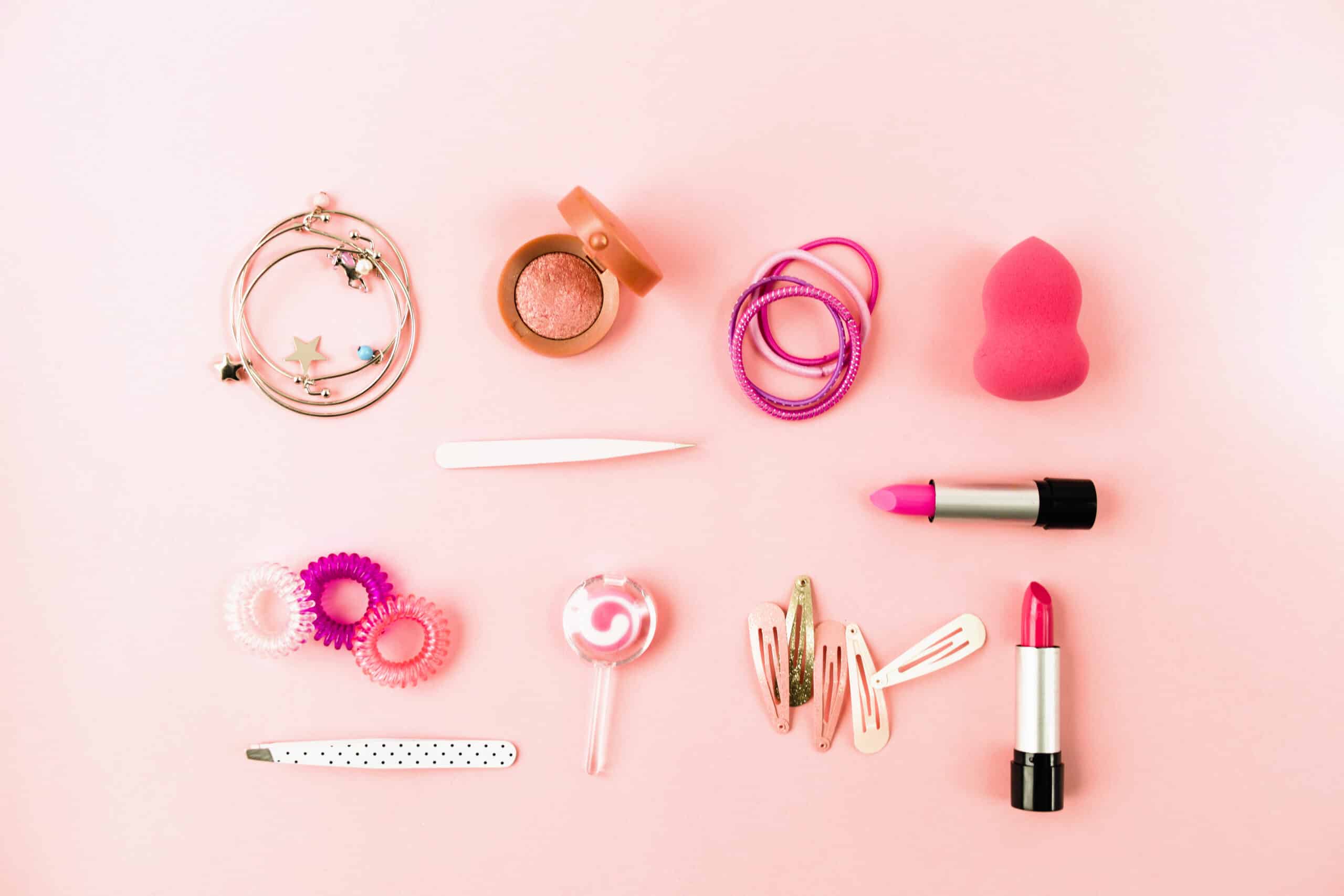 Complementos de color rosa sobre un fondo rosa