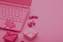 Fondo rosa con ordenador y elementos alrededor de color rosa