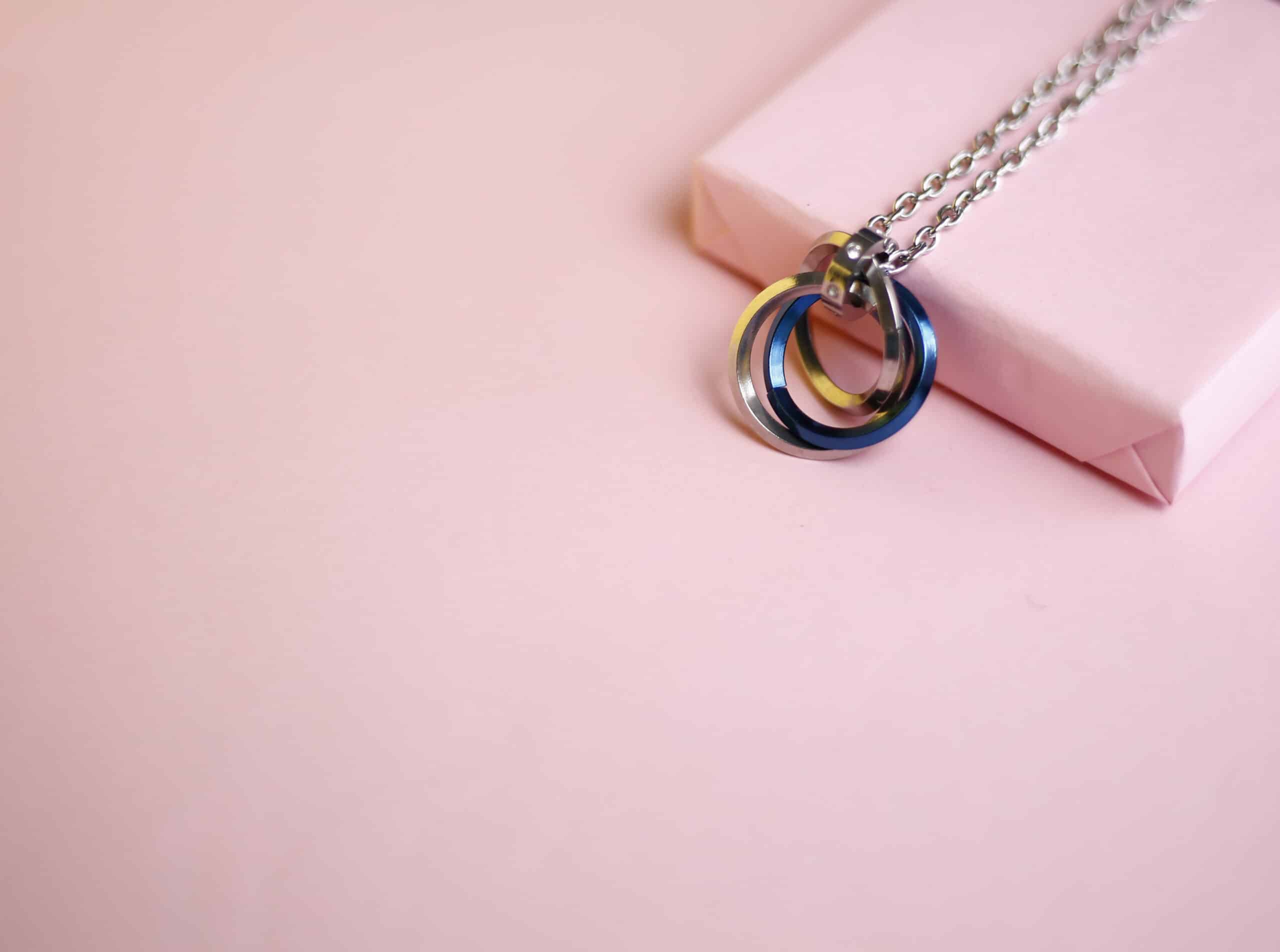 Fondo rosa con ordenador y elementos alrededor de color rosa