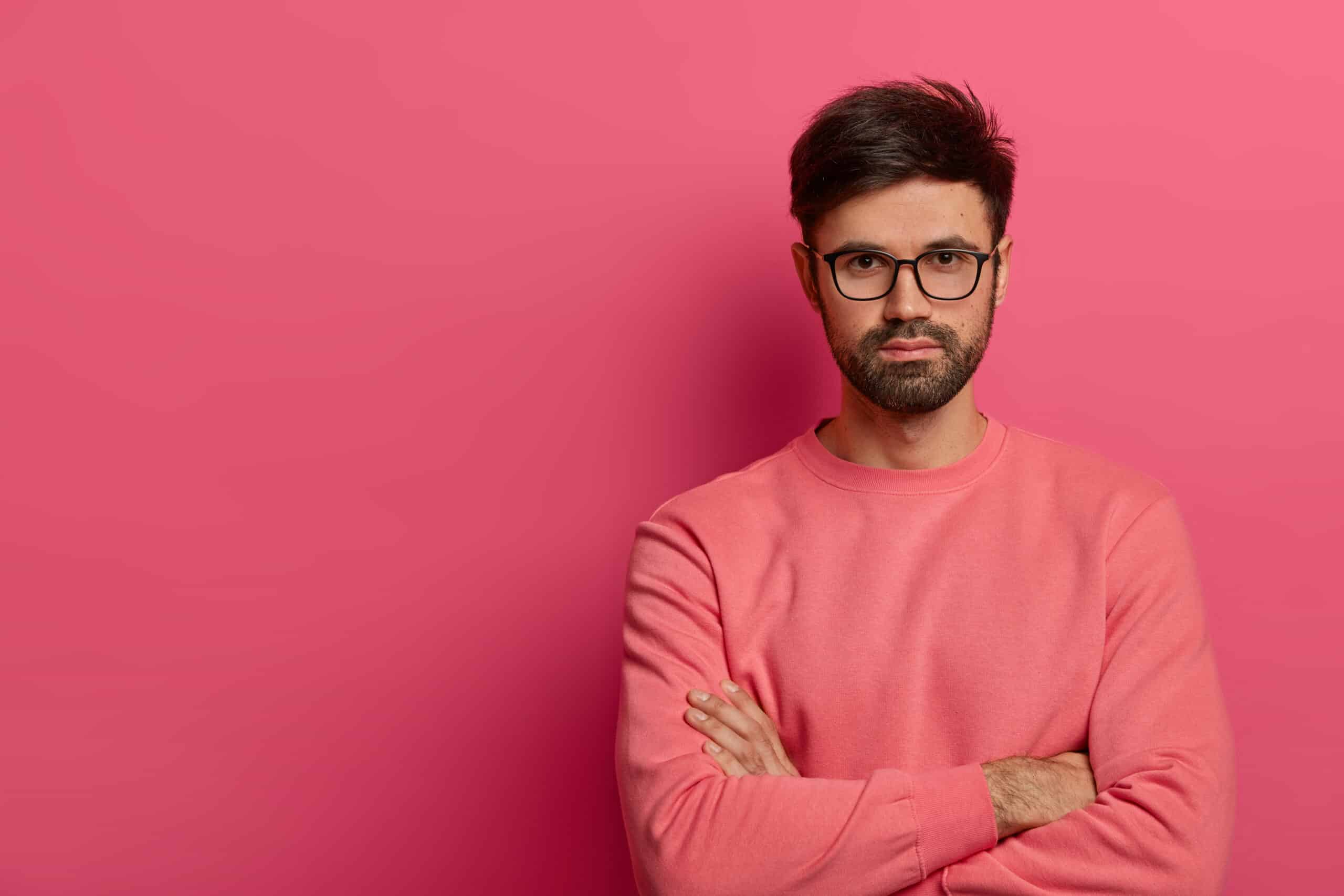 Hombre sobre fondo rosa con un jersey rosa