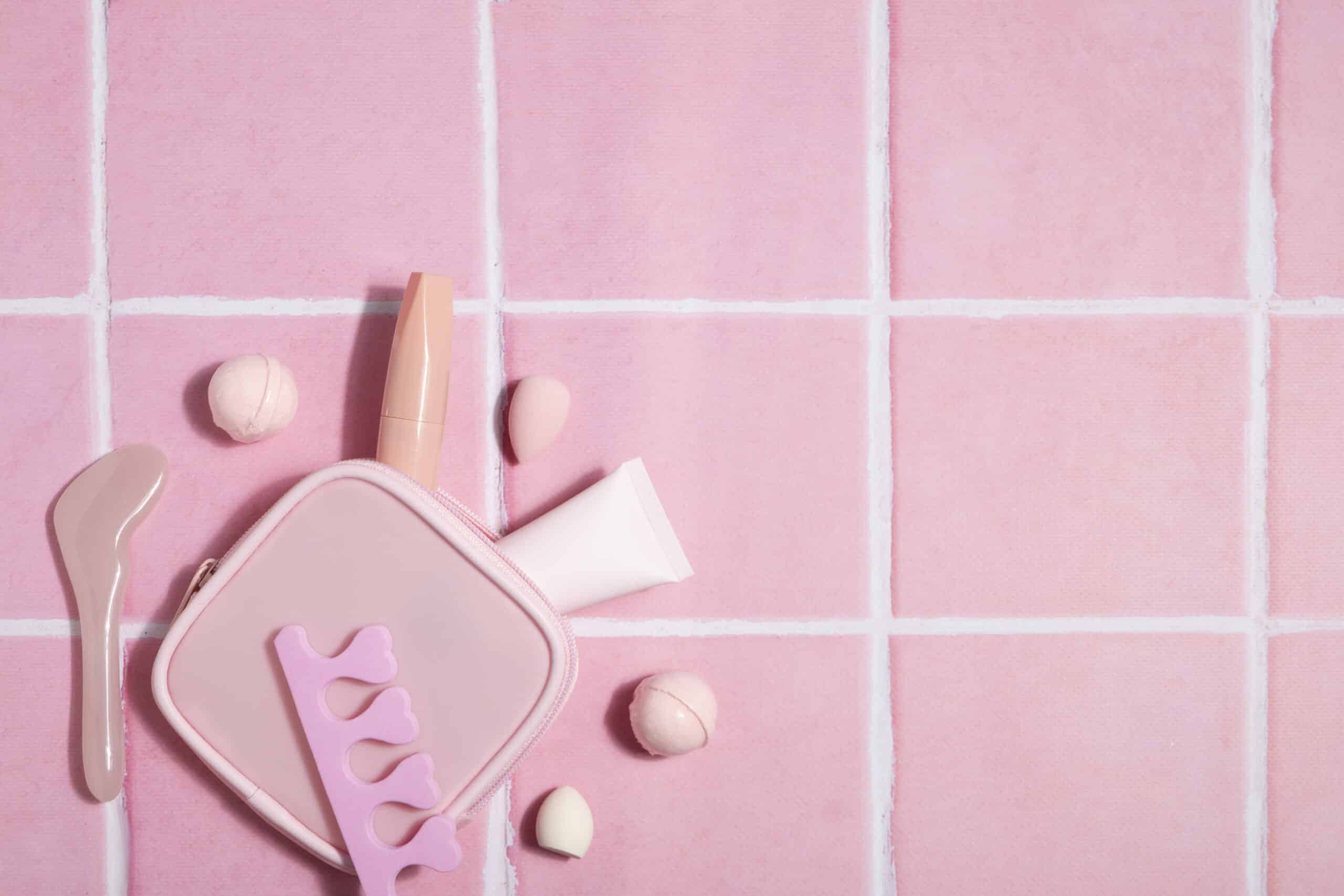 Plato y cuchara rosas sobre un fondo rosa