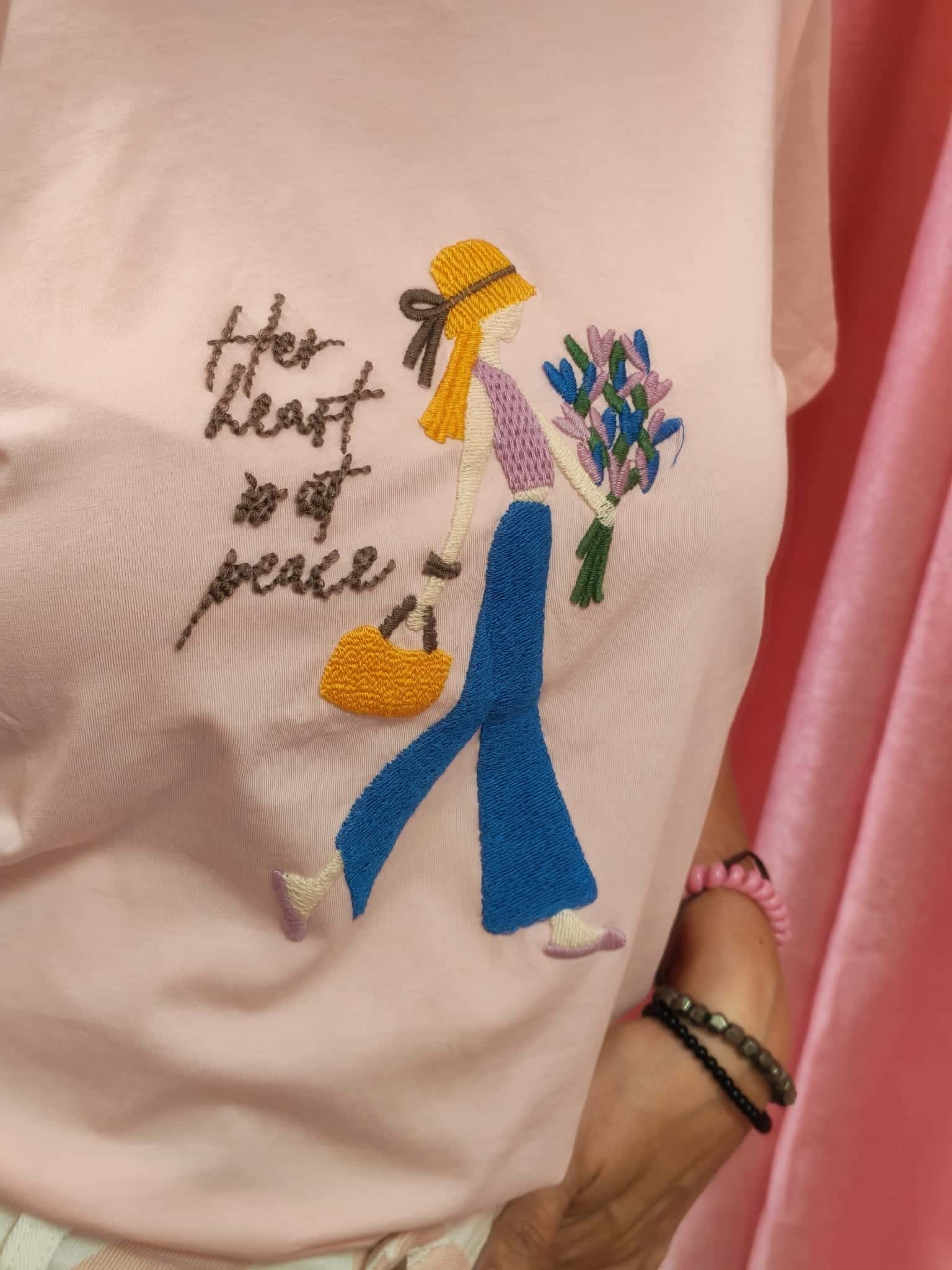 Camiseta bordada niña en paz - Imagen 4