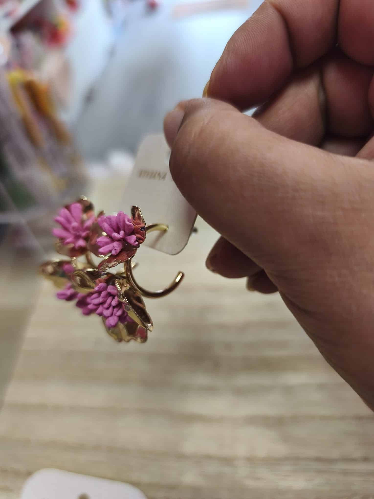 Pendientes dorados aros flores - Imagen 2