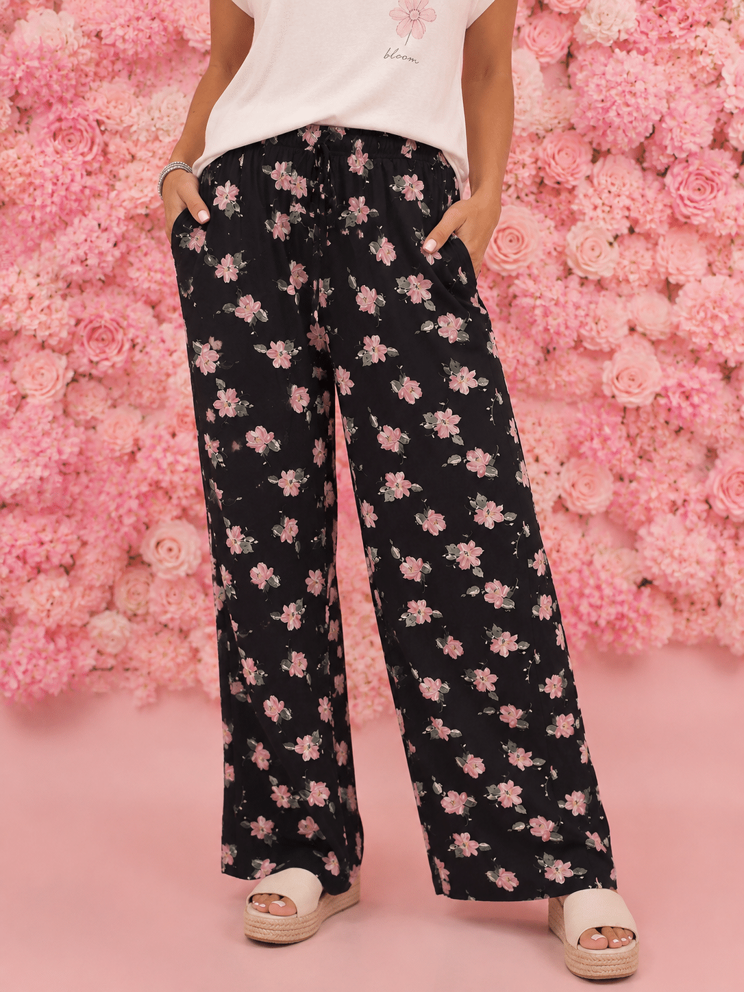 Pantalón fino negro con flores