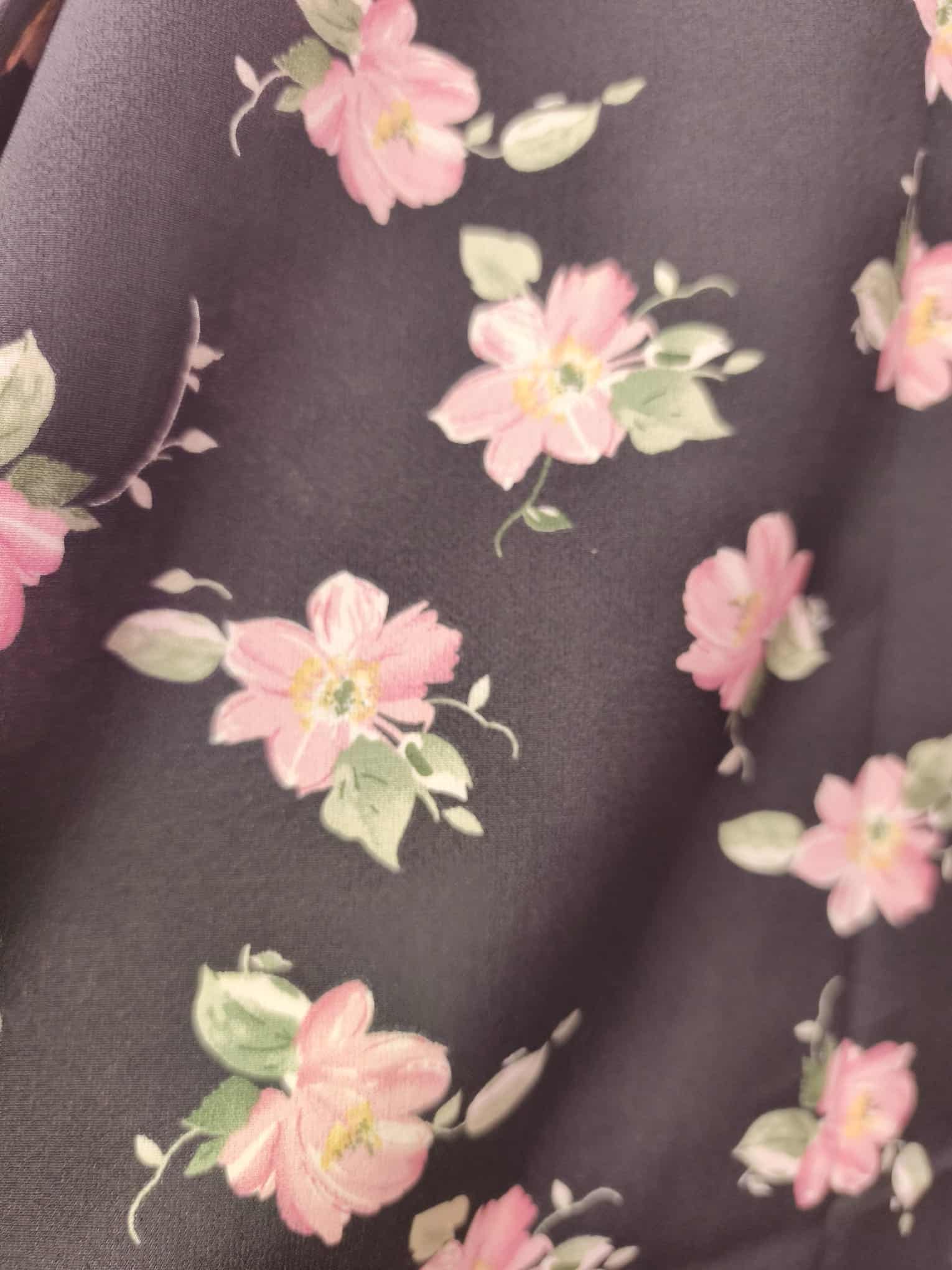 Pantalón fino negro con flores - Imagen 2