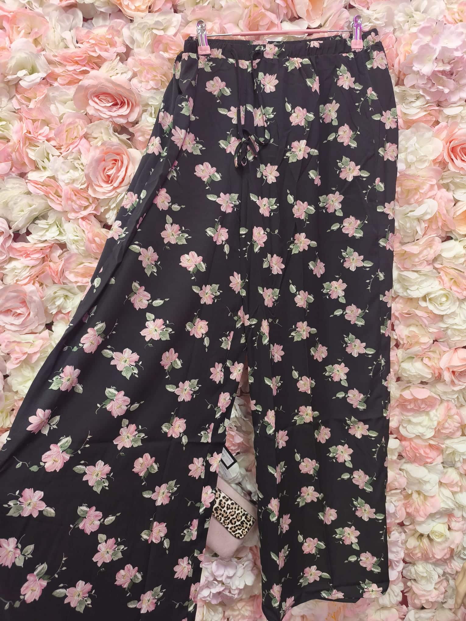 Pantalón fino negro con flores - Imagen 3