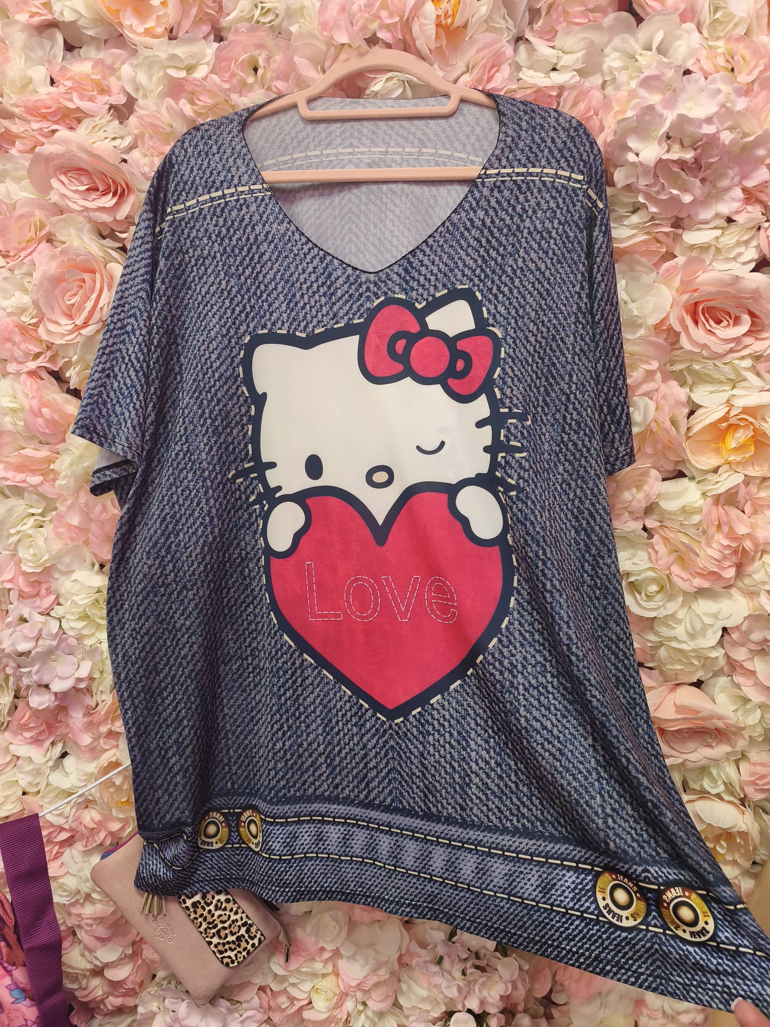 Camiseta curvy Hello Kitty efecto vaquero - Imagen 2
