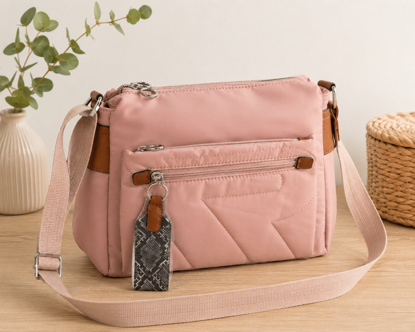 Bolso con llavero animal print
