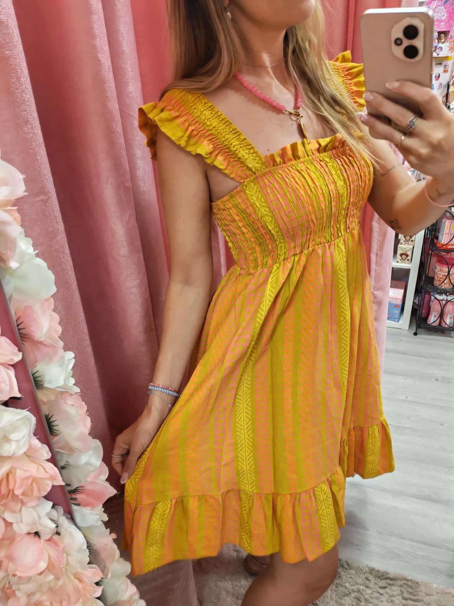 Vestido corto amarillo y rosa - Imagen 3