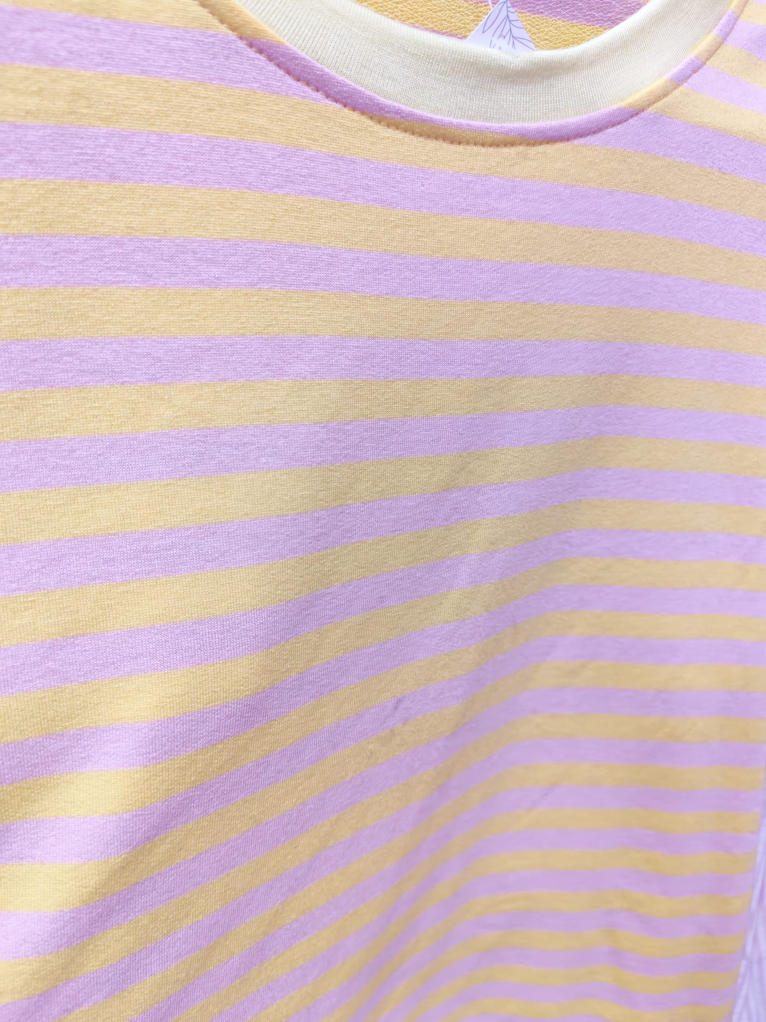 Camiseta rayas rosas y amarillas - Imagen 3