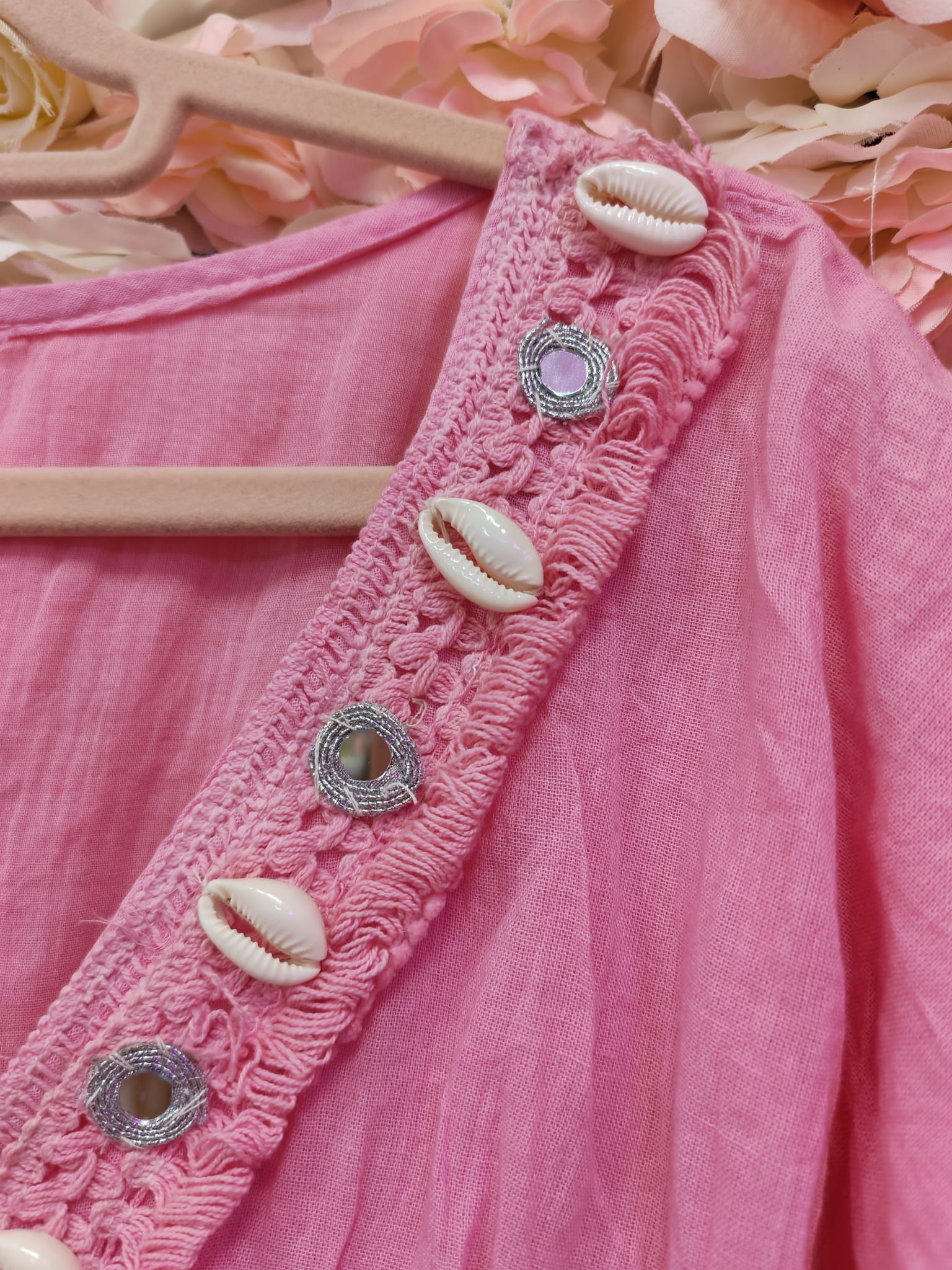 Vestido rosa media manga con caracolas y espejos - Imagen 2